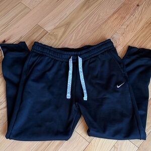 Nike Women’s fleece lined joggers. Excellent condition-no pilling or snags.